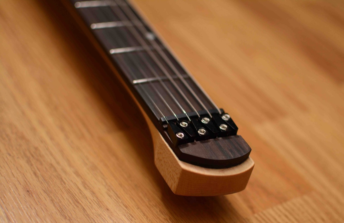 Guitarra headless barata